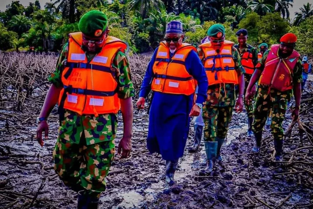 Minister of Defence, Mohammed Badaru Abubakar,  with Joint Task Force South South Operation